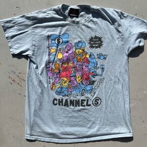 Men's Channel 5 T-Shirt Blue Spell-Out Cartoon L Pop Iconic Modern Art Anime